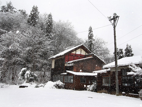 12月雪の旧柳沢分校（茂菅）